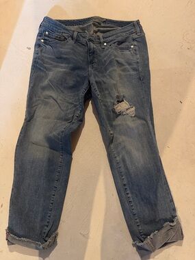 Relaxed Boyfriend Jeans in Washed Blue with Distressed Knee